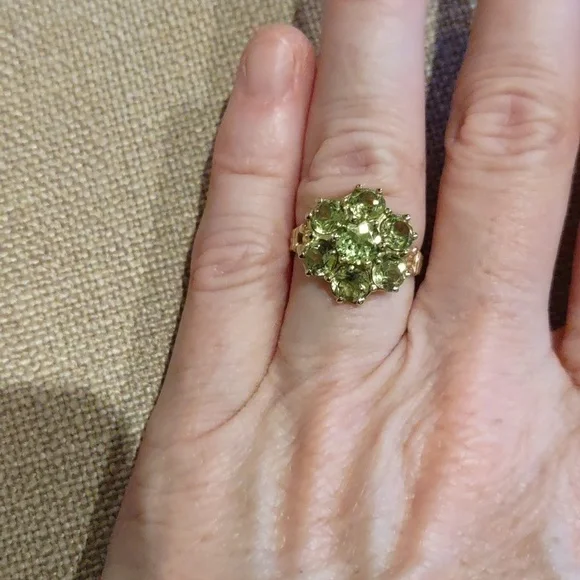 Peridot ring set in 10kt yellow gold - Picture 2 of 12